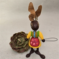 paaskehare-trae-gul-kjole-roedt-forklæde-læderoerer-Mogens-Eigenbrod-gammel-paaskepynt